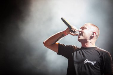 Moskova - 27 Ağustos, 2015: Oxxxymiron ve Johhny Rudeboy aka Ohra Yelawolf konserde ısınma