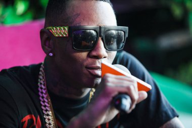 Moskova - 27 Mart, 2015: popüler Amerikalı rap şarkıcısı Soulja boy röportaj. Mikrofon adamı görüşmelerde şık siyah dövme.