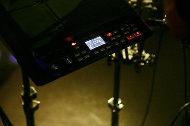 Moskova - 5 Ekim, 2016: Rus synth pop rock grubu playing canlı Vougal 16 büyük gece kulübü sahnede konser