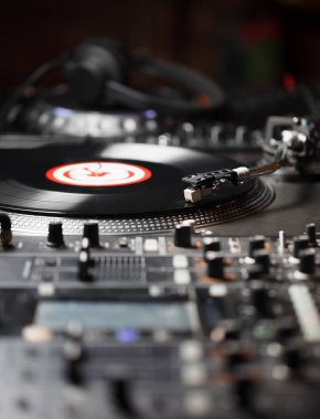 Pikap vinil plak çalar, analog ve dijital müzik Dj için analog ses teknolojisi. Yakın, makro için profesyonel stüdyo cihazları