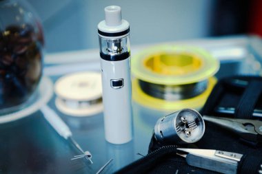 Vape Dükkanı. Modern vaping cihaz bakım ve yükseltme bölümlerinde kapatın. O popualr ecig vaper cihaz satın. Elektronik Sigara İçilmeyen ejuice için aracı. Yeni kutusu mod clearomizer