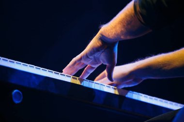 Moskova - 6 Ekim, 2016: vakum ve Mattias oynarken Lindbloom konser Yotaspace gece kulübü sahnede.