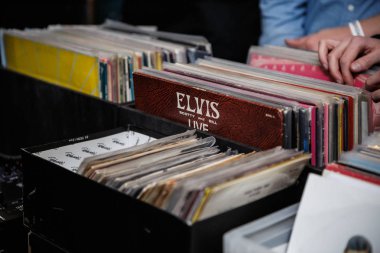 Moskova - 26 Mart, 2017: Hifi müzik severler toplandı, vinil recods müzik için turntable ile satın almak güç merkezi. DJ topluluk turntable çalmak için ses kayıtları satmak