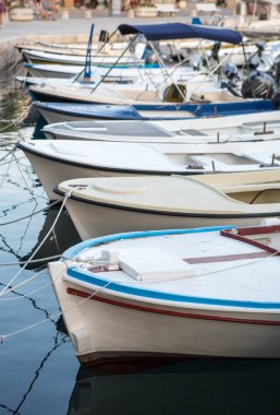Küçük motorlu tekne iskelesi halatlar ile bağlı. Su el sanatları Haven'da Park. Beyaz gemi tekneleri su Harbor float. Tekne kiralamak için yaz tatil seyahat egzotik Avrupa Adaları için dalış, Balık tutma
