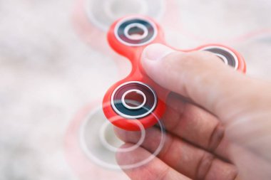 Çocuk oyun ile modern parmak spinner becerikli alet. Seçme kıpır yatakları balance oyunu oynamak ve tepki geliştirmek için aygıtta spinner. Modaya uygun taşınabilir iplik oyuncak erkek elinde 