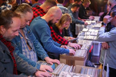 Kiev, Ukrayna - 3 Kasım, 2018: Vintage Vinil plak bit pazarı Club. Eski müzik koleksiyoncuları satın almak, satmak ve retro vinyls pikap oyuncu için ticaret. Dj bit pazarı, eski analog kayıtlardan büyük toplama
