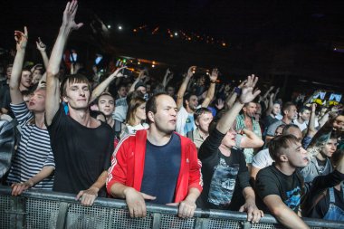 Moskova - 7 Eylül, 2016: müzik hayranları kulübü Kirpichi rock konserinde eğlenelim. Güvenlik çit ile konser izleyici açık doğrultusunda.
