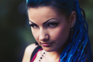 Sana bakan şık genç punk kraliçesi