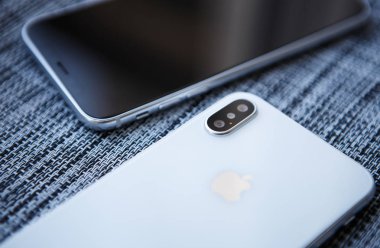 Kiev-30 Ağustos, 2018: Iphone X yakın kadar. İki modern elma Iphones 10 modeli ile üst sınıf çift kamera lensler modülü ve Infinity kenar değmek perde göstermek. Lüks smartphone aygıt makroda
