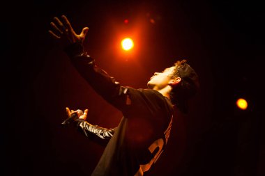 Moskova - 11 Nisan, 2015: popüler rap şarkıcısı Kravz gece kulübü sahnede büyük konser. Serin canlı hip hop müzik konser gece kulübünde.