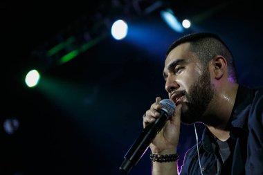 Moskova - 30 Kasım, 2016: popüler rap şarkıcısı şarkı gece kulübünde sahnede. Büyük müzik kulübünde konser göster. Parlak sahne aydınlatma, kalabalık dans pistine. Rapçi şarkı canlı. Eğlence olay