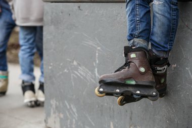 Moskova - 25 Mart, 2017: agresif inline paten aşırı skatepark içinde buz pateni için. Raylar, çıkıntıları eziyet ve rampalar üzerinde havaya siçra için özel satır içi silindir bot yapılan