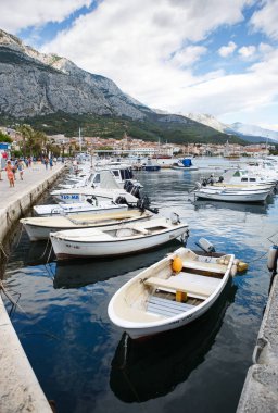 Makarska, Hırvatistan-18 Haziran, 2017:Boats Croatia.Beautiful mavi lagün popüler turistik alan Riviera şehirde liman Makarska içinde park etmiş. Yaz tatili için seyahat hedef