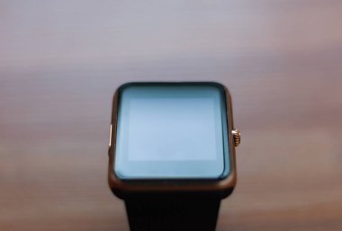 Akıllı kol saati yakın çekim. Modern giyilebilir teknoloji