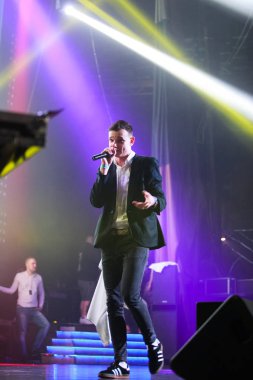 Moskova - 28 Mayıs, 2016: büyük rap ve rock müziği konseri ile popüler gece kulübü olarak Lsp, grubun. Ünlü genç hip hop şarkıcı şarkı gece kulübü sahnede.