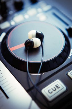 Dikey fotoğraf Dj MIDI denetleyicisi ses karıştırıcı ve küçük siyah kulaklık. Parti başlasın, müzik mix