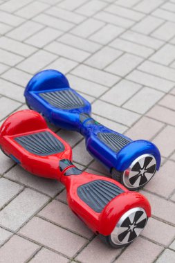 Modern ulaşım teknolojisinin - elektrikli mini segway veya scooter vurgulu kurulu. Gençler ve yetişkinler arasında çok popüler oldu yeni becerikli alet eğilimleri. No kirliliği atmo için üreten enerji effetive kişisel kentsel ulaşım gelecek bu