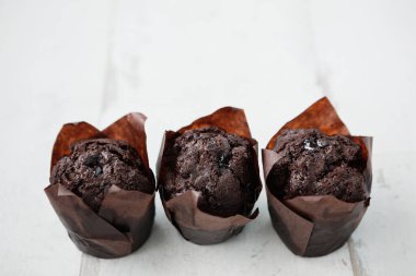 Kahve beyaz tahta yüzeyi Tarih boyu taze kek tatlı fincan kek, çikolatalı kek. Alan metni yerleştirmek için kopyalayın. Ev yapımı lezzetli pişmiş gıda