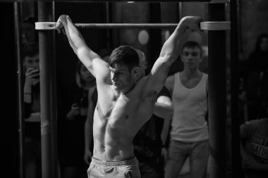 Moskova - 18 Mart, 2017: Cool iş Şampiyonası Arena Tanrılar kapalı spor salonunda dışarı. Genç sporcu iş sorunu yatay çubuklar üzerinde dışarı. Sağlıklı yaşam tarzı aktivite