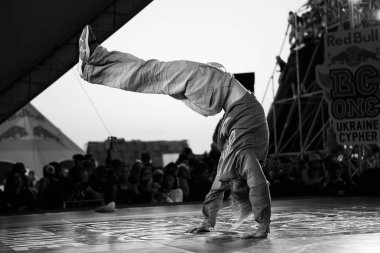 Odessa, Ukrayna-23 Ağustos, 2017: Red Bull Bc bir Cypher break dans yarışması. Break dans Şampiyonası gençlik hip hop kültürü Yaz Festivali