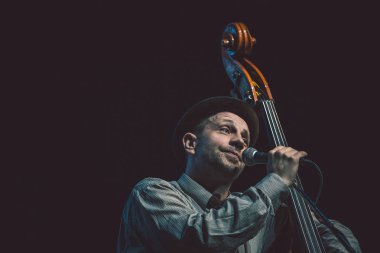 Moskova - 21 Şubat 2015: Billys Band Rock konseri müzik salonunda. Ünlü blues ve rock ve roll grubu canlı sahne alanı'nda ayarla gerçekleştirme.