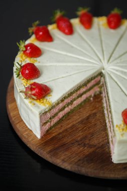 Fındık ve taze straberries üst süslenmiş çilek bisküvi ile lezzetli kek ye bak. Kremalı pasta tatlı iyi tadı. Pasta ürün tatlılar için İtalyan restoran menüsünde