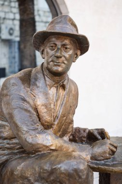 Makarska, Hırvatistan - 23 Haziran, 2017: Tin Ujevic bronz heykeli Makarska.The en ünlü Hırvat şair şehir sokak.