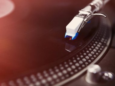 Vinil plak çalar müzik ile analog disk oynarken üzerine kapatın. Profesyonel Dj.Disc için pikap odakta turntable iğne jokey. Kayıtları çizik, parçaları çalmak
