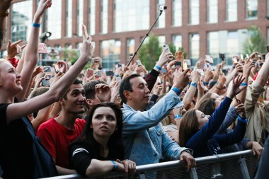 Moskova - 21 Temmuz, 2017: büyük konser izleyici gençlerin açık hava festivali Gazgolder Live.People film sırasında konser cep telefonlarında. Adam akıllı telefon ile fotoğraf alır