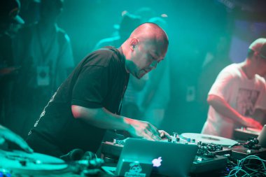 Moskova - 7 Ağustos, 2016: Invisibl Skratch finalde Rus Dmc Dj yargılamak Piklz (Dj Q-Bert, Dj D-stilleri, Dj Shortkut). 