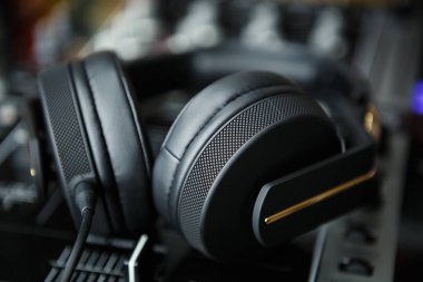 Hip hop dj kulaklık ses kayıt stüdyosu. Parça remix ve yüksek kalitede yeni şarkıları dinle. HiFi ses sistemi tadını çıkarın. Profesyonel DJ, müzik yapımcısı stereo kulaklık izler.