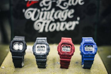 Moskova - 4 Aralık, 2015: Casio G-Shock ve Burton markalar arasında işbirliği tanıtımı. G-Store Flakon Sanat Fabrikası'nda yanıcı yener Dj Chagin tarafından barındırılan 