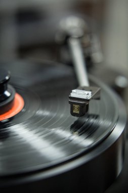 Moskova - 25 Şubat, 2017: büyük pikap vinil kayıtları oyuncu expo bir salonda. Fuar ses meraklıları için hifi ses ekipmanları satışı. Analog tablo vinil ses sistemi açın. El yapımı Merhaba-Fi oyuncu