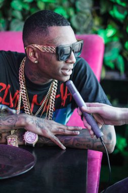 Moskova - 27 Mart, 2015: popüler Amerikalı rap şarkıcısı Soulja boy röportaj. Mikrofon adamı görüşmelerde şık siyah dövme.