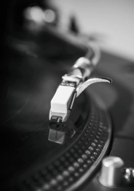 Hip hop Dj pikap rekor müzik ile oynuyor. Pro turntable kayıtları çizilmemesi için iğne. Yakın, disk jokey, stüdyo ya da gece kulübü partisi için profesyonel ekipman