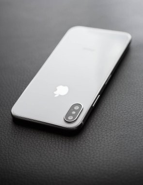 Mariupol, Ukraine-25 Ekim, 2017: Yeni Iphone X smartphone modelinde kapatın. Modern Iphone 10 hareket eden telefon aygıt