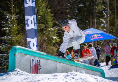 Bukovel, Ukrayna - 19 Mart, 2018: Snowboard pro binici kış Park demiryolu yamaç tarzı yarışmasında eziyet hüner gerçekleştirir.