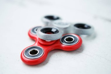 Popüler parmak spinner aygıt. Modern topluca iplik oyuncak yatakları üzerinde. Elinde sıralayacağız ve serin yeni püf noktaları öğrenin. Bu yeni dönen becerikli alet ile eğlenin. 