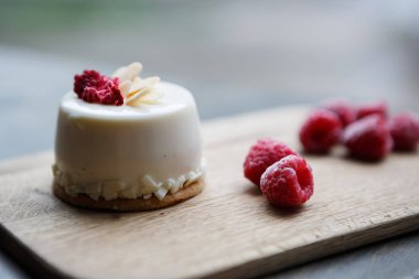 Taze ahududu meyveleri ile lezzetli fincan kek