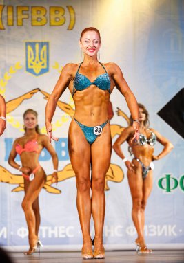 Mariupol, Ukraine - 30 Eylül, 2017: Fitness bikini spor yarışması atletik genç kadınlar arasında.