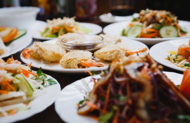 Büyük akşam yemeği menüsü geleneksel Asya restoranı. Vietnamca Ekzotik mutfak kapatın. Karides Sos ve taze sebze salata ile kafede masada alır. Öğle yemeği için lezzetli Çin yemekleri.