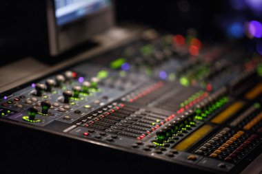 Moskova - 19 Kasım, 2016: ses teknisyeni ve ışık teknisyeni kontrol göstermek. Profesyonel ses ve ışık mikser, karıştırma konsol.