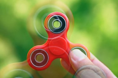 Parmak spinner oyuncak yatakları üzerinde. Süper popüler iplik aygıt. Topluca spinners ile oynarken zevk. Serin plastik Gadget eğlenmek için döner. Güzel mekanik karşı oyun 