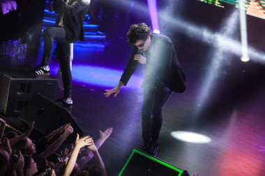 Moskova - 28 Mayıs, 2016: büyük rap ve rock müziği konseri ile popüler gece kulübü olarak Lsp, grubun. Ünlü genç hip hop şarkıcı şarkı gece kulübü sahnede.