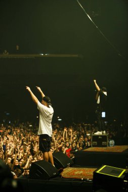 Moskova - 4 Kasım, 2016: gece kulübünde dans pisti kalabalık. Müzikal konser gösterisi sırasında tam gece kulübü. İnsanlar fun.sentertainment olay, fanlar müziğin keyfini çıkarın. Sahne Alanı'nda popüler rap şarkıcısı Max Korzh gerçekleştirir.