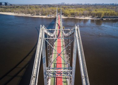 Kiev, Ukrayna - 21 Nisan, 2018: nehir Dnepr Kiev Merkezi şehirde parlak güneşli bir günde, Truhanov Köprüsü'nün havadan uçak resmi