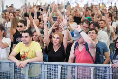 Moskova - 19 Haziran, 2016: konser izleyici zevk büyük canlı müzik festivali olay. Müzik hayranları kalabalık dans pisti iyi eğlenceler. İnsanlar eller havada en sevdiğim müzisyen oyun şarkı için havaya