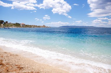 Güzel seyahat hedef üzerinde sahil, Adriyatik Denizi berrak su Croatia.Cloudy mavi gökyüzünde. Kıyıda inişli çıkışlı dalgalar deniz. Fantastik doğal güzellik. Egzotik manzara