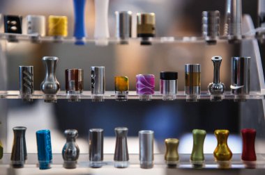 Kiev, Ukrayna-14 Nisan, 2018: yeni mouthpick yedek parça satış Vape Expo olay vaping cihazlar için. Ejuice sıvı sigara için yeni elektronik sigara Buharlaştırıcı satın.