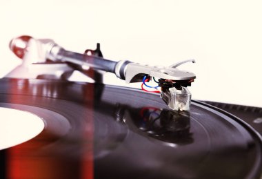 Bir disk jokey için profesyonel ses ekipmanları. Pikap vinil pikaplar ve iki kanal ses denetleyicisi karıştırma. 